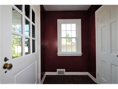 LARGE FRONT ENTRY HALL WITH COAT CLOSET