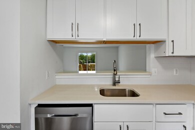 14327 Beaker Ct, Burtonsville, MD 20866 - photo 7