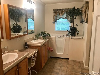 Master bathroom dual sinks, walk in tub and make u