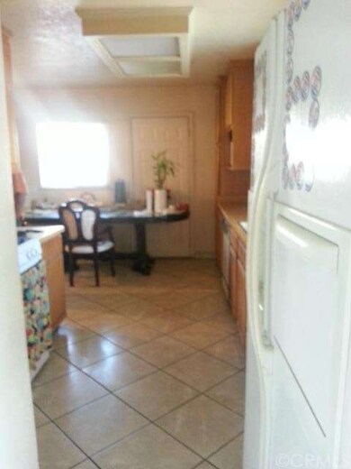 Tile floor thru out, oak kitchen cabinets. Six pan