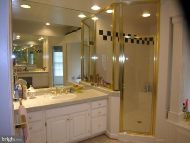 8303 Lord Fairfax Ct, Vienna, VA 22182 - photo 4