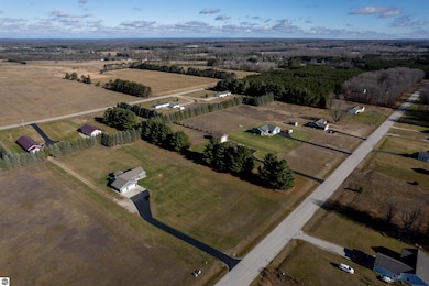 5597 Timber Flats Dr, Kingsley, MI 49649 - photo 3