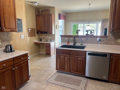 7978 Lawrence Woods Ct, Indianapolis, IN 46236 - photo 6