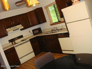 121 Meadow View Ct, Bushkill, PA 18324 - photo 2