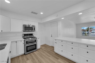 Kitchen with visible vents, recessed lighting, sta