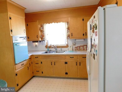 21915 Holiday Dr, Smithsburg, MD 21783 - photo 4