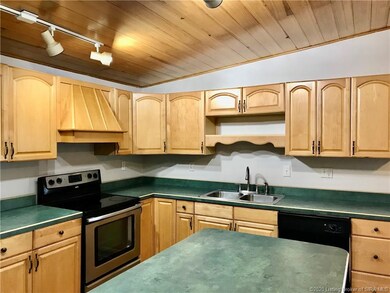 Beautiful Kitchen with Breakfast Bar