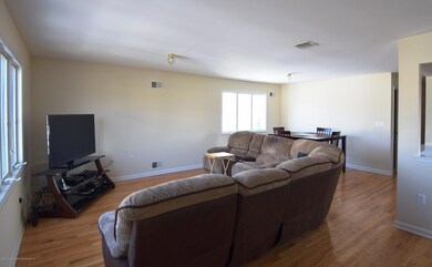 (5) Living Room
