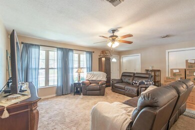 1302 Whaley Dr, Gainesville, TX 76240 - photo 4