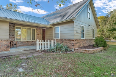 5719 SW 27th St, Topeka, KS 66614 - photo 4