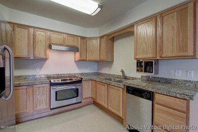 Kitchen w/Granite counters