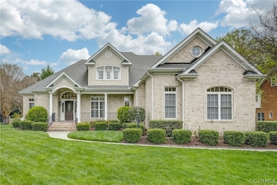 View of front facade featuring a front yard