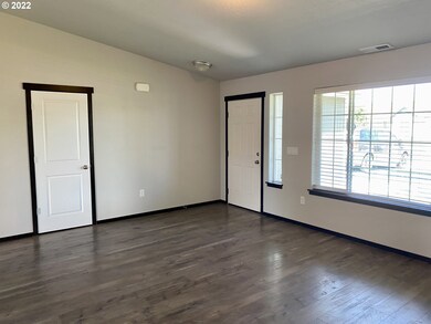 Living Room/Entrance