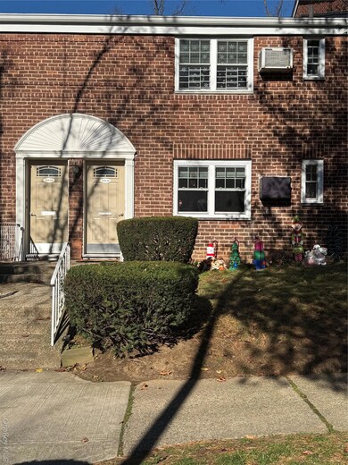 22411 Kingsbury Ave unit A, Oakland Gardens, NY 11364 - photo 2