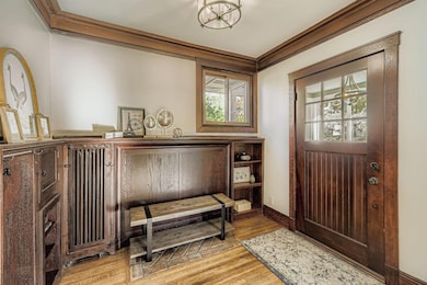 4856 Dupont Ave S - Web Quality - 005 - 05 Foyer.jpg