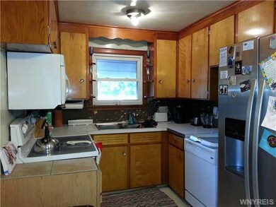 Kitchen CUTE EAT IN KITCHEN- WHITE MATCHING REFRIG