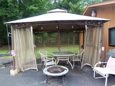 Screen porch w/ fire pit