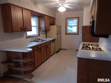 2142 W 38th St, Davenport, IA 52806 - photo 7