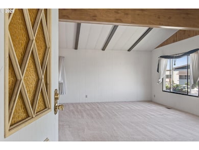 Living Room/Entrance