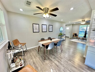 520 Castlelake Dr, Friendswood, TX 77546 - photo 6