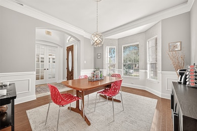 Light and Bright dining room - perfect for entertaining!
