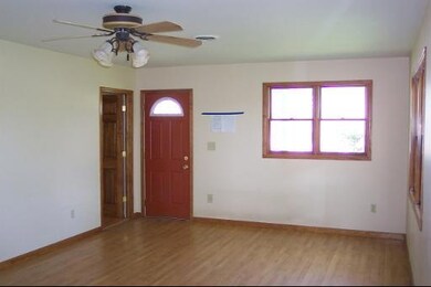 639 W Walnut St, Oglesby, IL 61348 - photo 4