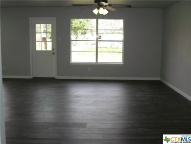 958 E Cedar St, Seguin, TX 78155 - photo 3