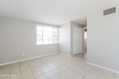 004-photo-dining-room-8586868