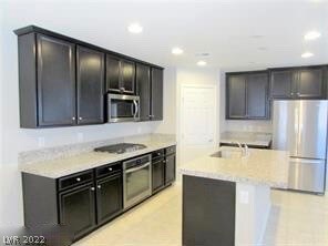 Granite, Stainless appliances, lots of cabinets 2n