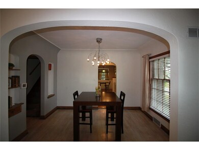 Architectural arches, coved ceiling, built in nook