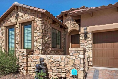 Attractive Front Courtyard