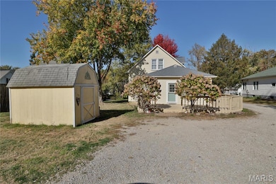 402 W Mechanic St, Hillsboro, IL 62049 - photo 2