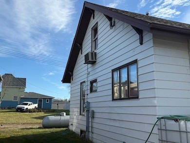 202 3rd Ave NW unit Kenmare, Kenmare, ND 58746 - photo 2