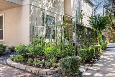 4724 Banning Dr unit A, Houston, TX 77027 - photo 3