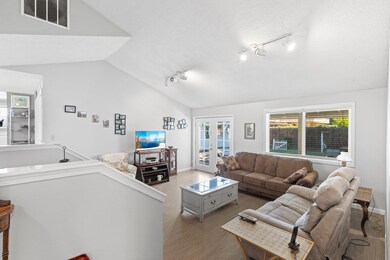 727 Sandra Ln, Central Point, OR 97502 - photo 6