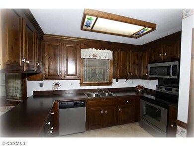 Kitchen - Spacious Eat-In Kitchen with Vinyl Floor