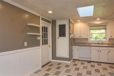 ENTRY TO KITCHEN