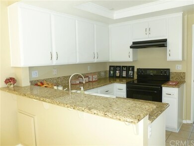 Great breakfast bar opening to family room