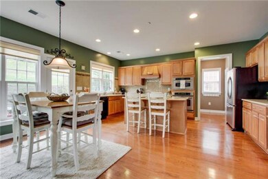 Large, Eat-In Kitchen w Tons of Cabinets and Countertop Space!