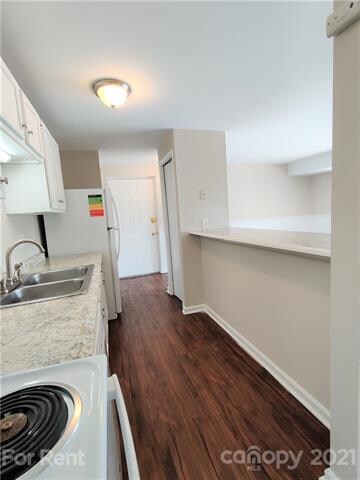 Breakfast bar between kitchen and living area