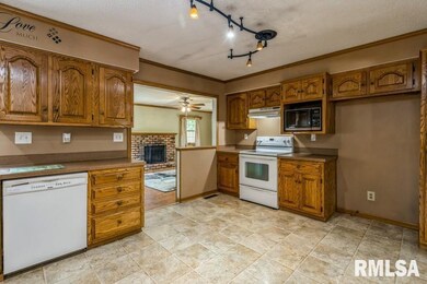 5633 Quercus Ln, Davenport, IA 52806 - photo 4