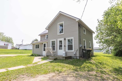 811 E Maple St, Lancaster, WI 53813 - photo 3