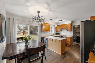 Eating Area & Kitchen