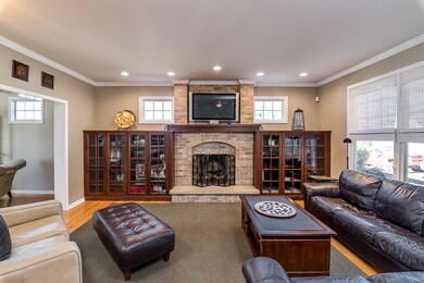 561 W 3rd St, Elmhurst, IL 60126 - photo 5