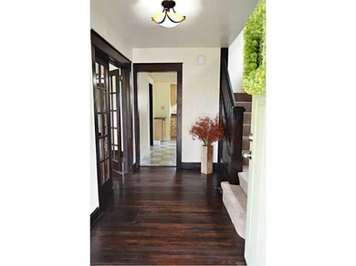 Entry/Foyer.
