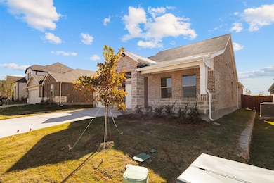 6649 Valley Lake Ln, Crowley, TX 76036 - photo 3