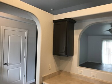Open half walls between kitchen and dining and liv