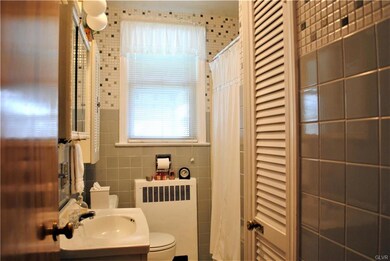 Second floor full hall bathroom