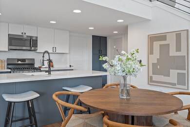 Kitchen with a kitchen breakfast bar, light count