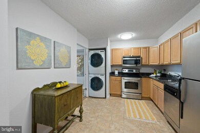 Lakeside Plaza Condominium unit 827, Baileys Crossroads, VA 22041 - photo 4